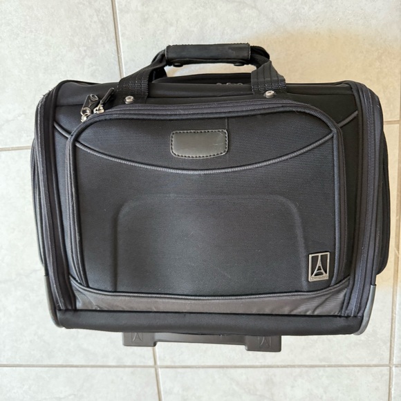 Black Rolling Suitcase with Sturdy Handles Travelpro Maxlite Softside Lightweigh - Picture 1 of 16